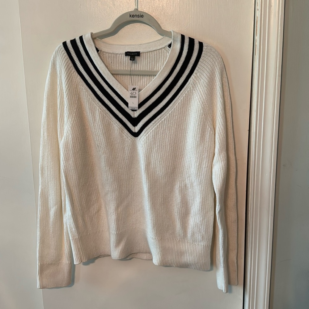 NWT Talbots Cream V-Neck Sweater size L
55% Cotton 45% Nylon